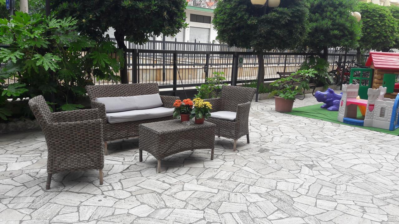 Hotel Magriv Римини Экстерьер фото